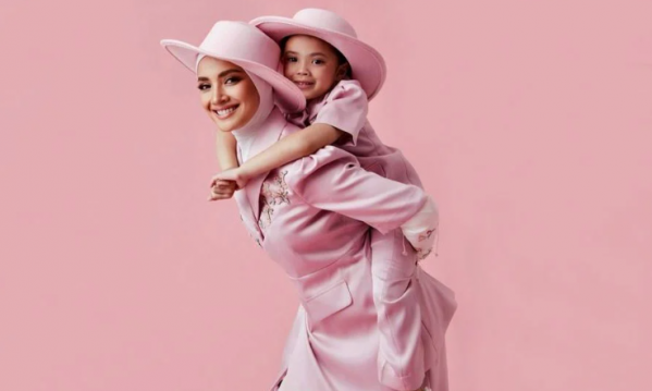 Ramai sebak tengok Fatima banyak kali cium tangan Fazura