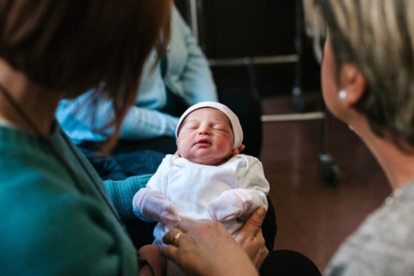 Tak payah main 'cak-cak', tegur mata juling antara larangan ketika ziarah bayi 'newborn'