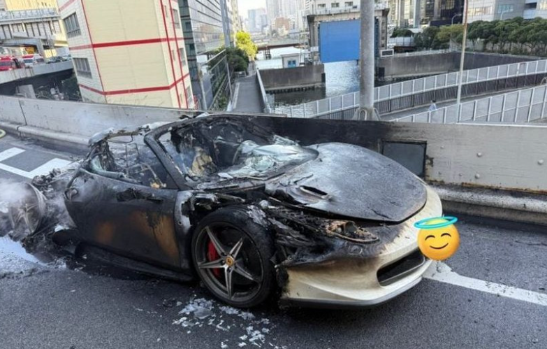 Baru pertama kali pandu, lelaki terduduk tengok Ferrari terbakar