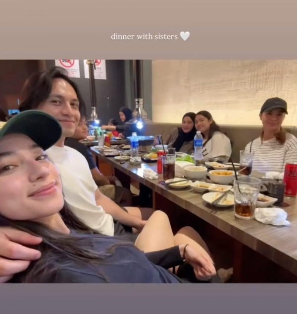 Letak kaki atas riba, foto Ameera Khan bersama kekasih ketika family dinner jadi perhatian