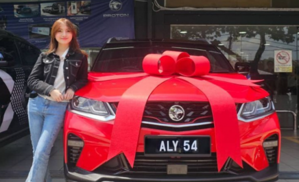 Birthday ke-17, bapa hadiahkan Alyssa Dezek Proton X50
