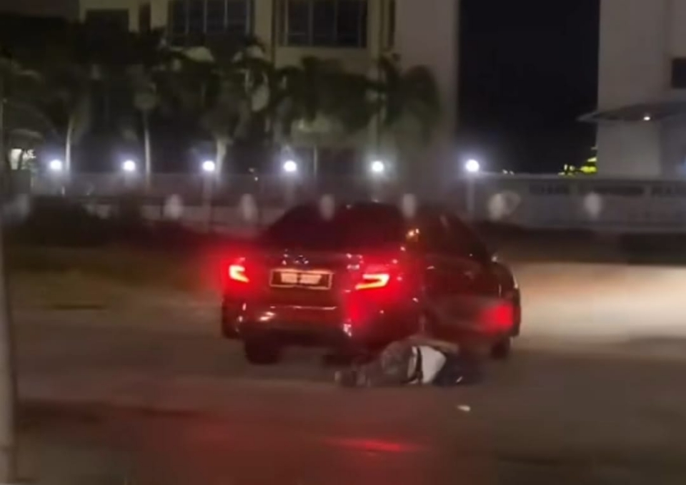 Pemandu ‘naik hantu’ rempuh, gilis lelaki tengah jalan