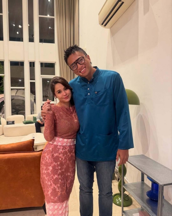 Kawan lama bertemu semula! Tinggi betul Space Dollah Emma nampak comel je separas bahu