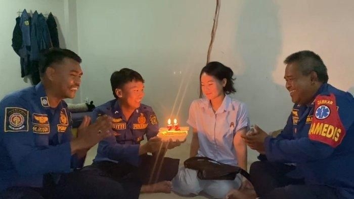 ‘Abang’ bomba padam duka lara, raikan hari jadi gadis putus cinta