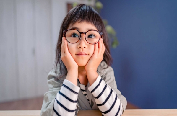 Anak buat gaya wajah pelik bila fokus? Ini mungkin simptom awal 'lazy eye'