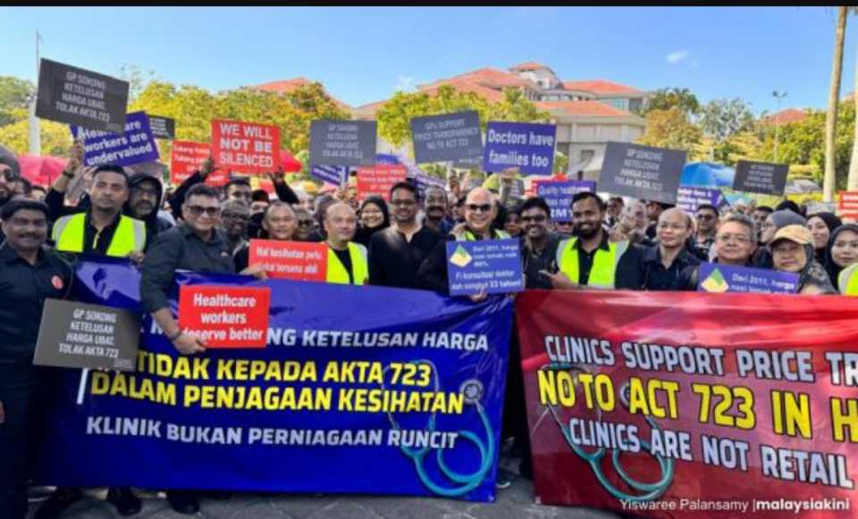 Bantah pamer harga ubat - Lebih 700 doktor swasta berhimpun di pejabat PM