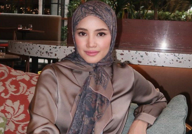 Netizen tuntut penjelasan Fazura - "Fazura tolong lakukan sesuatu. Sakit hati saya melihat mereka mengecam dan menghina awak"