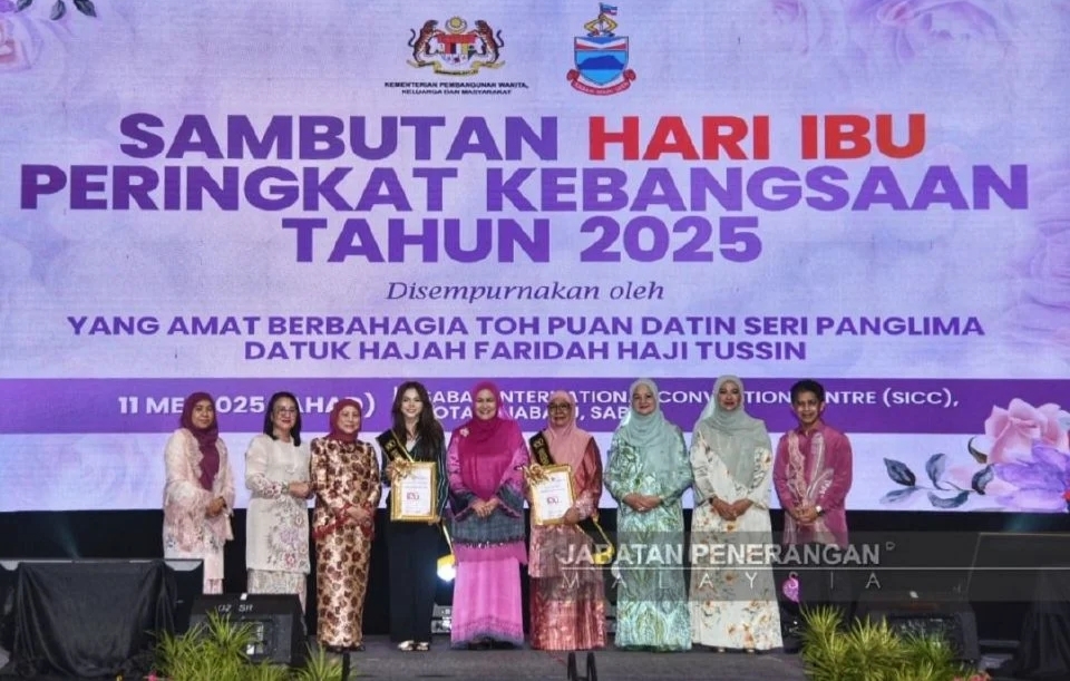 Bella Astillah terima Anugerah Ikon Ibu Muda sempena Sambutan Hari Ibu Peringkat Kebangsaan 2025