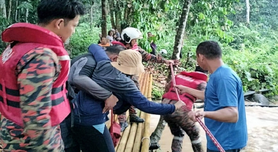 Bomba selamatkan 18 orang termasuk kanak-kanak terperangkap kepala air