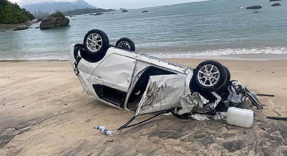 Kereta terjunam 10 meter, tercampak tepi pantai