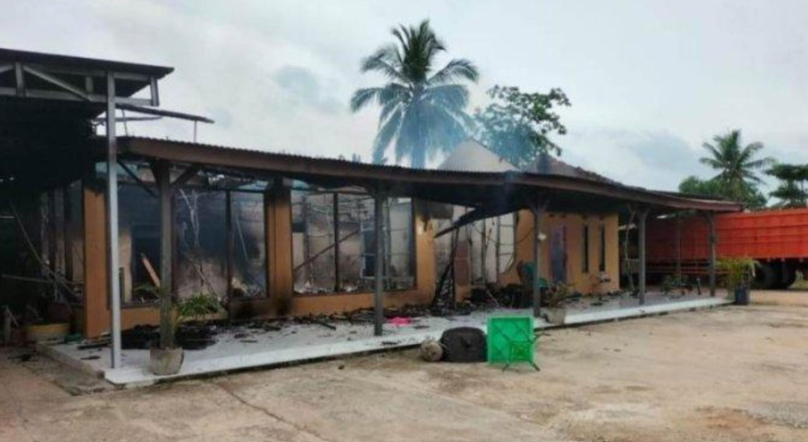 Penduduk mengamuk, bakar rumah ketua kampung seleweng beras