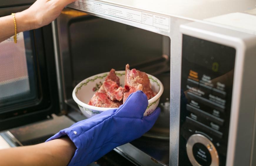 Selama ini asyik rendam dalam air, rupanya salah! Ini 3 cara selamat dan betul nak ‘defrost’ daging beku