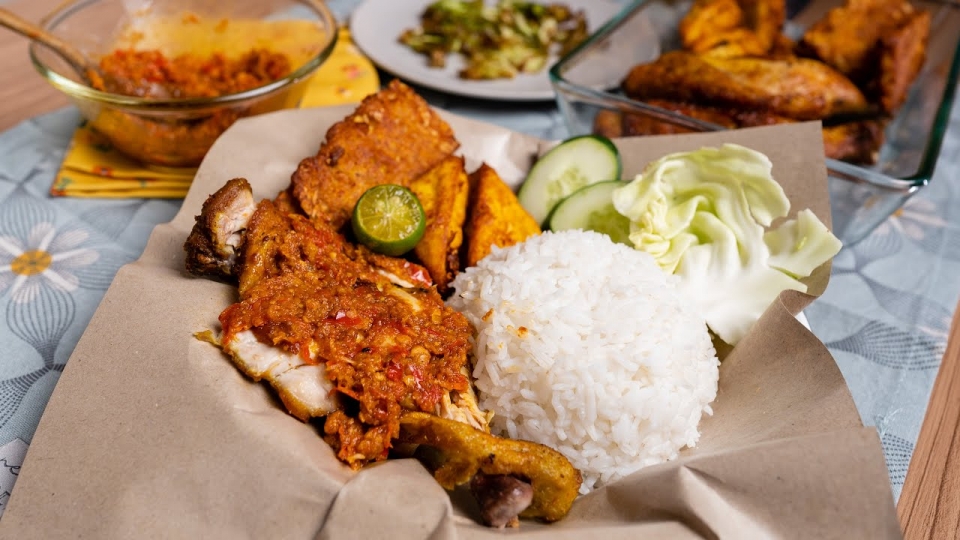 "Kalau Ikutkan Level Nasi Bajet Je" - Berasal Dari Indon, Harga Nasi Ayam Gepuk Mencecah Sampai RM13 Bila Masuk Malaysia!