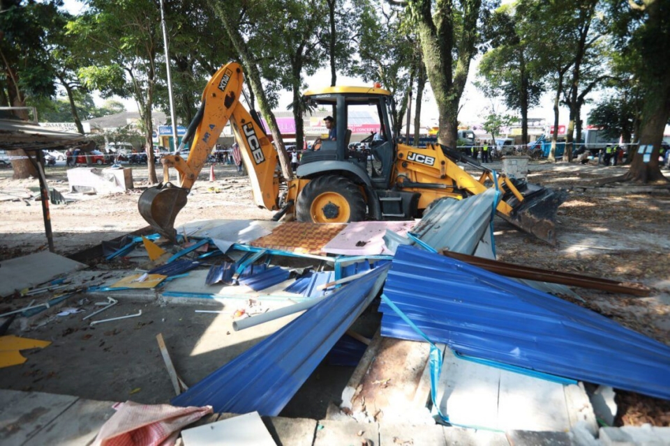 21 khemah penjaja bawah pokok degil dirobohkan