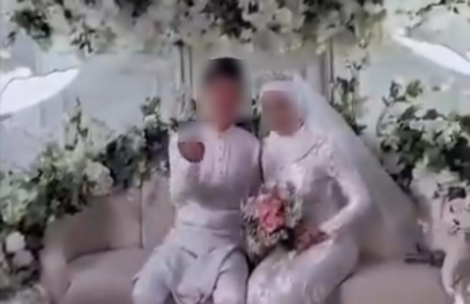 "Kahwin Dengan Rempit" - Ambik Gambar Dekat Pelamin, Pengantin Lelaki Tunjuk Jari Tengah!