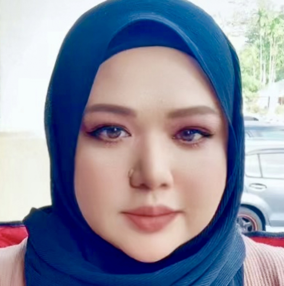 "Kurang ajar", Enot bengang dituduh lesbian