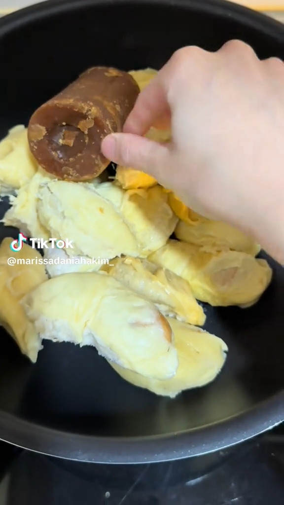 "Mampos Awal" - Berkongsi Masakan Tradisional Durian, Wanita Letak Seketul Gula Melaka Untuk Rasa Manisan!