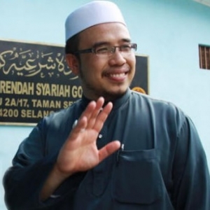 Teguran Dr Asri dikecam geng songkok senget