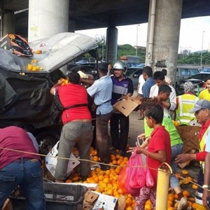 Lori Terbabas, Orang Ramai Kecoh Berebut Buah Oren