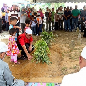 Kubur Allahyarham Datuk Nik Abdul Aziz Nik Mat Di Pagar Elak Bidaah