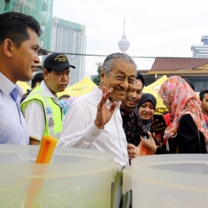 Mahathir ‘Disekat’ Orang Ramai Di Bazar Ramadan