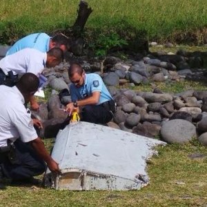 Serpihan Sayap Kapal Terbang Ditemui Di Pulau Reunion. MH370?