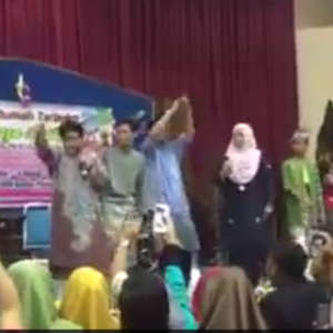 Viral : Azalina Othman Nyanyi Lagu "Umno Budak Baek"