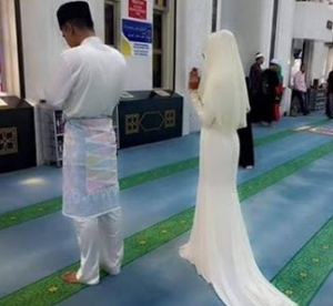 Gambar Pengantin Solat Sunat Posisi Tak Betul Jadi Viral