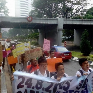 Siswa Demo Di Parlimen Sambil Melaungkan "Najib Letak Jawatan"