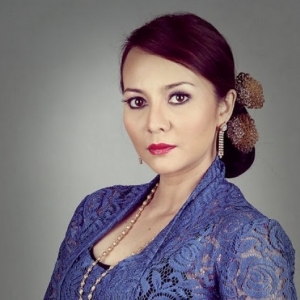 Wartawan Pondan Bodoh - Emelda Rosemila 'Basuh" Wartawan Tabur Fitnah