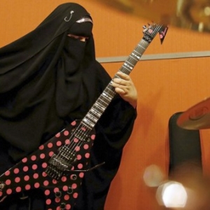 [Viral] Wanita Berpurdah Gitaris Kumpulan Rock