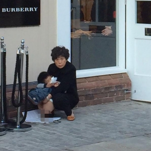 [Viral] Benarkan Cucu Buang Air Besar Di Depan Kedai Terkemuka Burberry