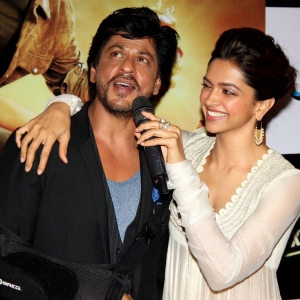 Deepika Gaduh Minta SRK Lewatkan Tayangan Filem Baru