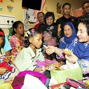 DS Rosmah Menyuap Ayam Goreng Untuk Kanak-Kanak Orang Asli