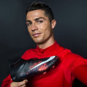 Kasut Terbaharu Cristiano Ronaldo, Meletop Ke Tidak?