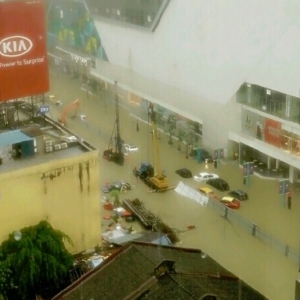 Johor Bahru 'Lumpuh' Banjir Kilat Di Jalan Utama!