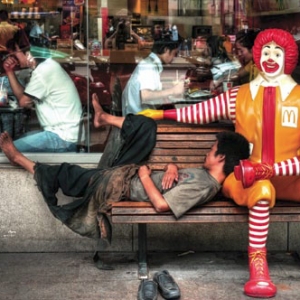 Jurang Miskin Kaya Di Hong Kong, Gelandangan Pilih Merempat Tidur Di McD