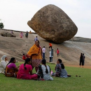 Krishna's Butter Ball, Batu "Tak Jadi Tergolek" di India