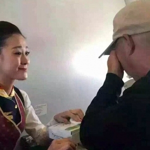 Penumpang Hainan Airlines Ini Menangis Kerana Pramugari Cantik