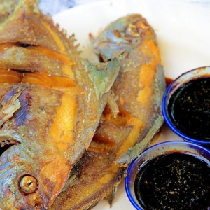 Ikan Bawal Goreng Yang Garing Di Juru