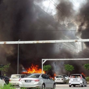 Kemaskini : 6 Kereta Terbakar Di LRT Taman Jaya Berikutan Masalah Rumah Tangga