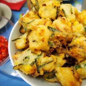 Cucur Ikan Bilis Panas Di Dalam Sejuk Diluar