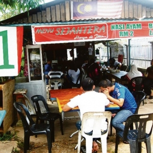 Gerai Jual Nasi Ayam RM2, Bihun Sup RM1