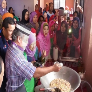 Sultan Johor Masak Nasi Goreng Untuk Mangsa Banjir