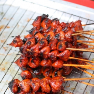 Tongkeng Bakar Bermadu, Lazatnya Menjilat Jari!