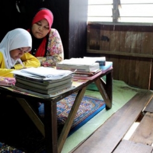 Pelajar Makan Ubi Kayu Mendapat Biasiswa Tengku Anis