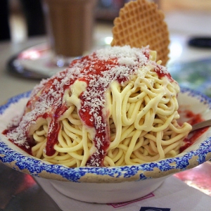 Kesedapan Spaghetti Ais Krim Strawberry