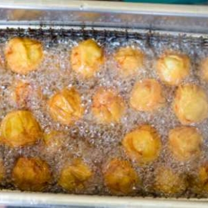 Pisang Goreng Berplastik Jadi 'Trick' Peniaga