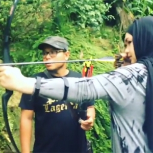 Aksi Datuk Siti Belajar Memanah Ala-Ala Katniss Everdeen