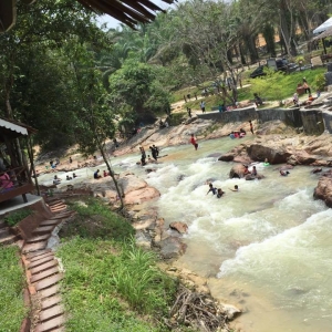 Lubuk Timah Hot Spring Janjikan Perkelahan Santai Sekeluarga!